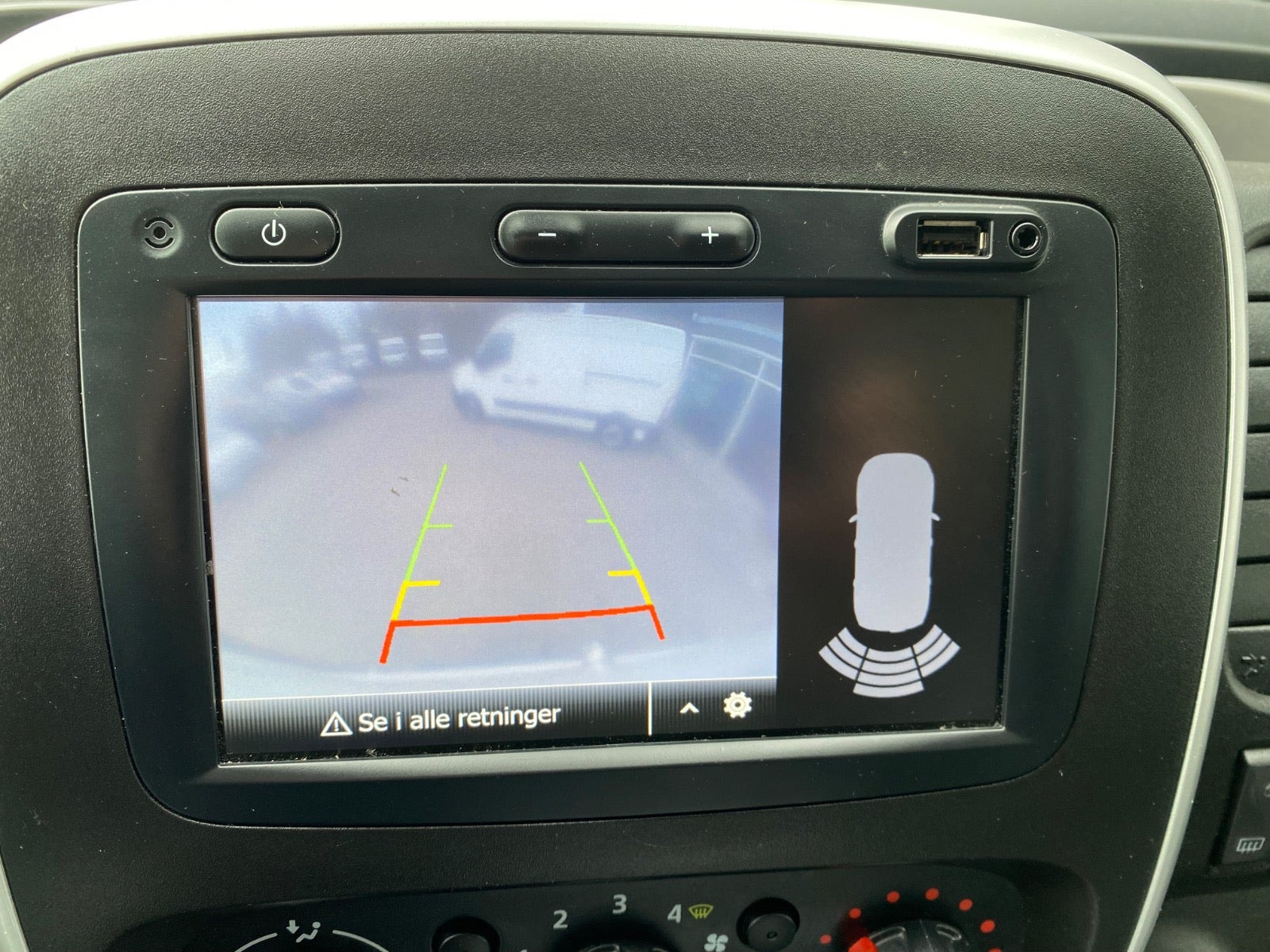 Hvid Renault Trafic T29 fra 2021