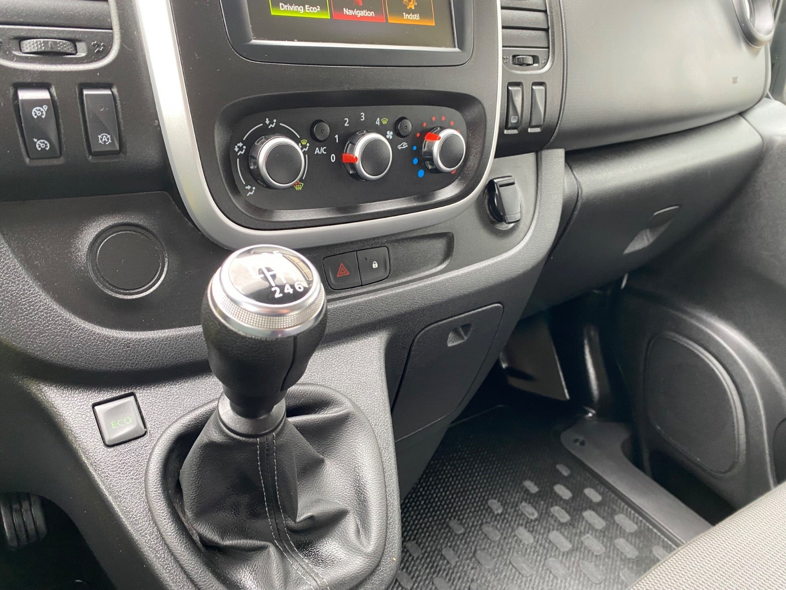 Hvid Renault Trafic T29 fra 2021