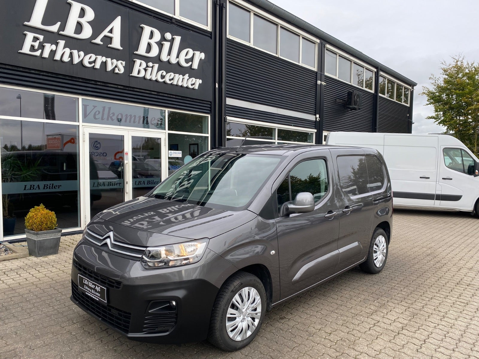 Grå Citroën Berlingo fra 2022