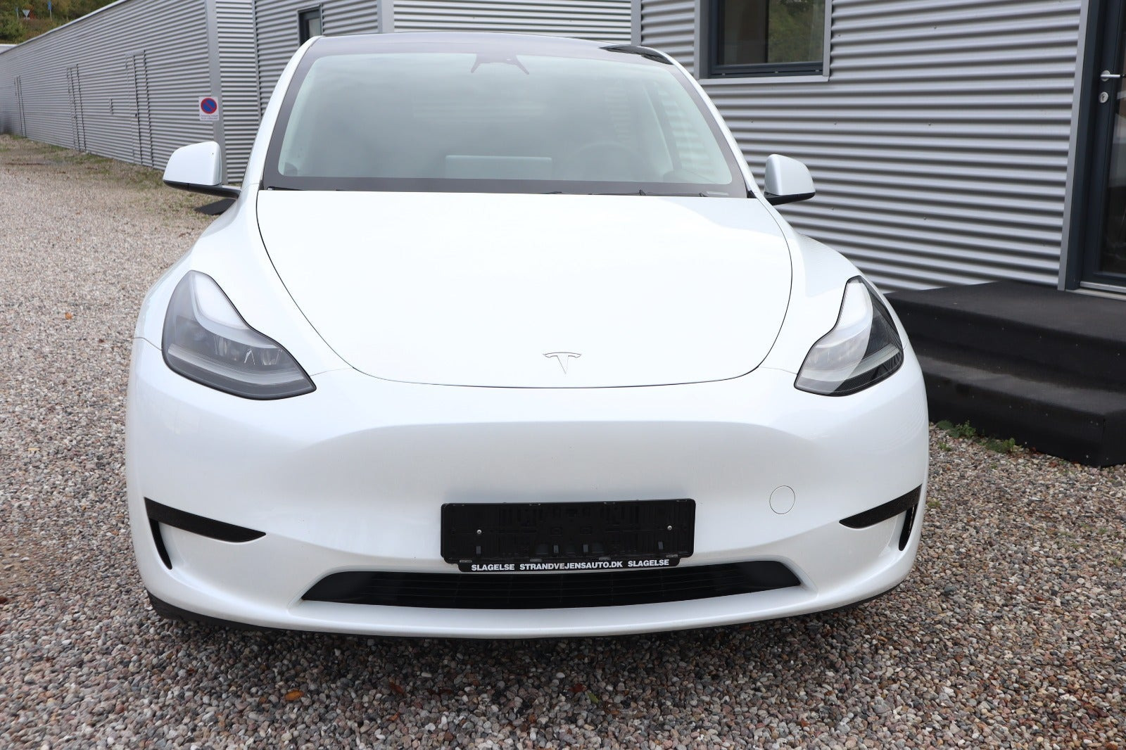 Hvid Tesla Model Y fra 2024