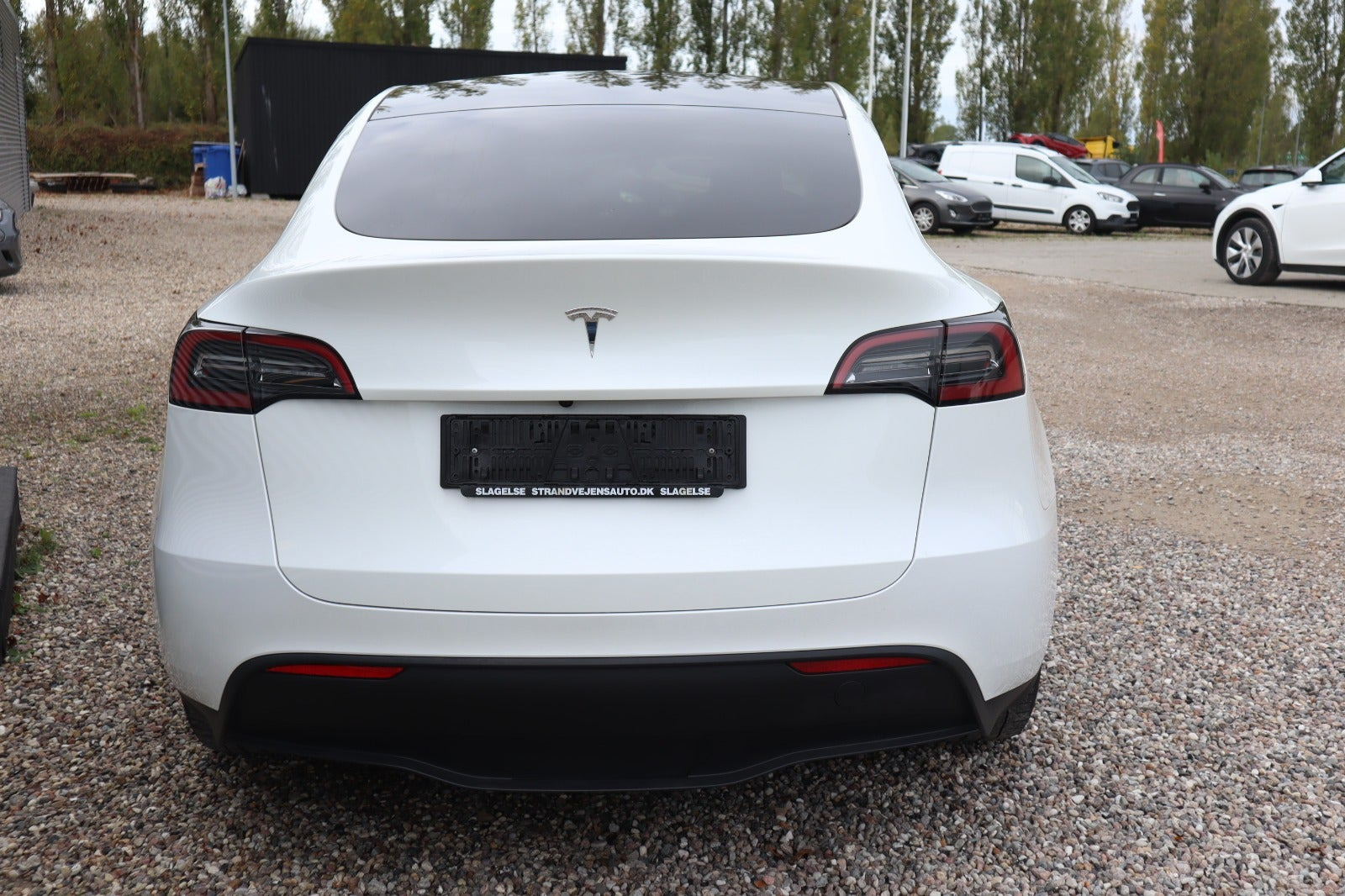 Hvid Tesla Model Y fra 2024