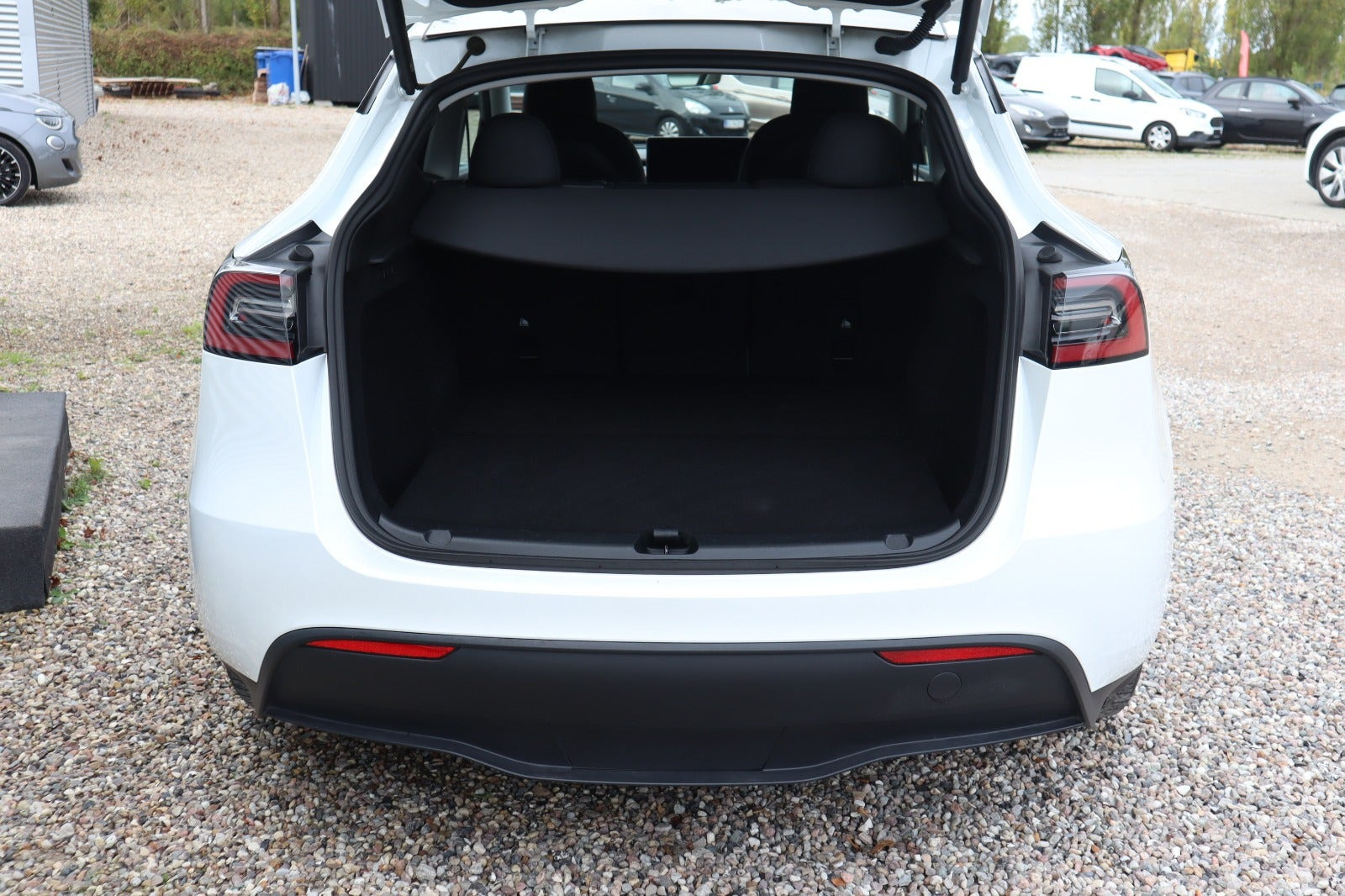 Hvid Tesla Model Y fra 2024