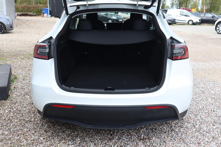 Hvid Tesla Model Y fra 2024