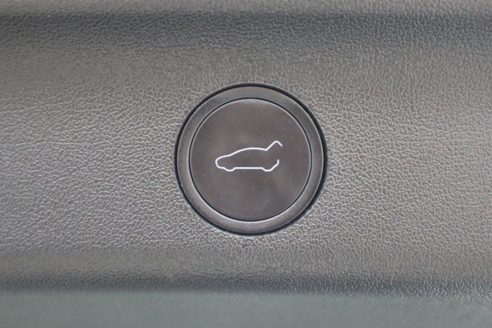 Hvid Tesla Model Y fra 2024