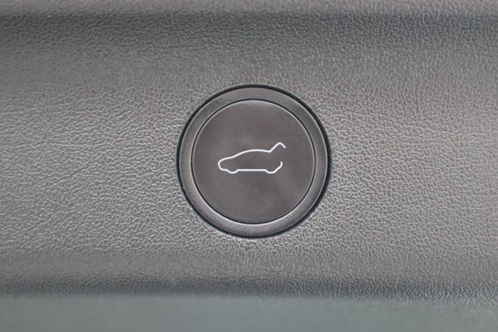 Hvid Tesla Model Y fra 2024
