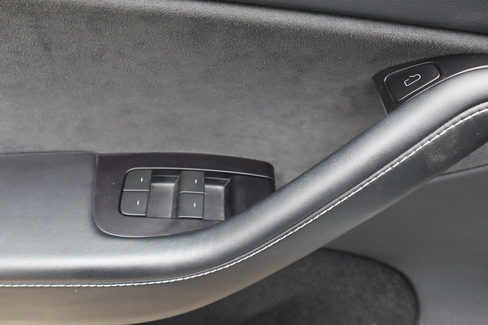 Hvid Tesla Model Y fra 2024