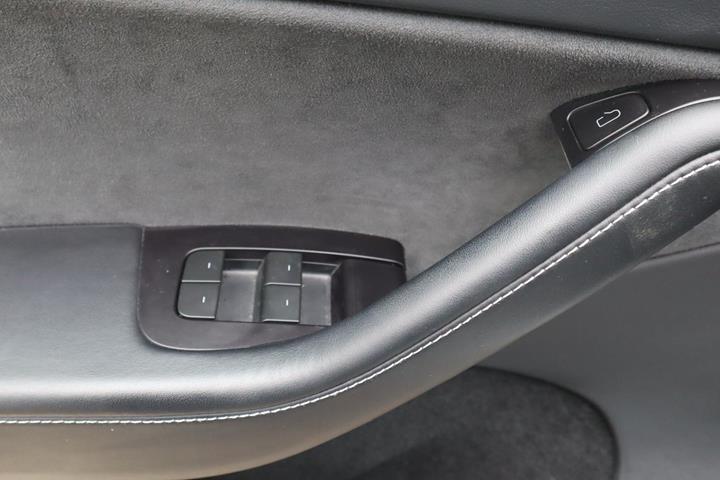 Hvid Tesla Model Y fra 2024