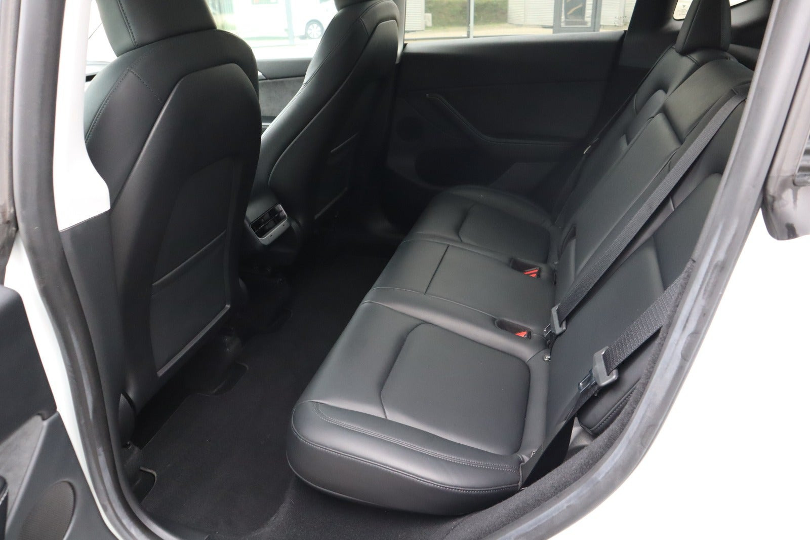 Hvid Tesla Model Y fra 2024