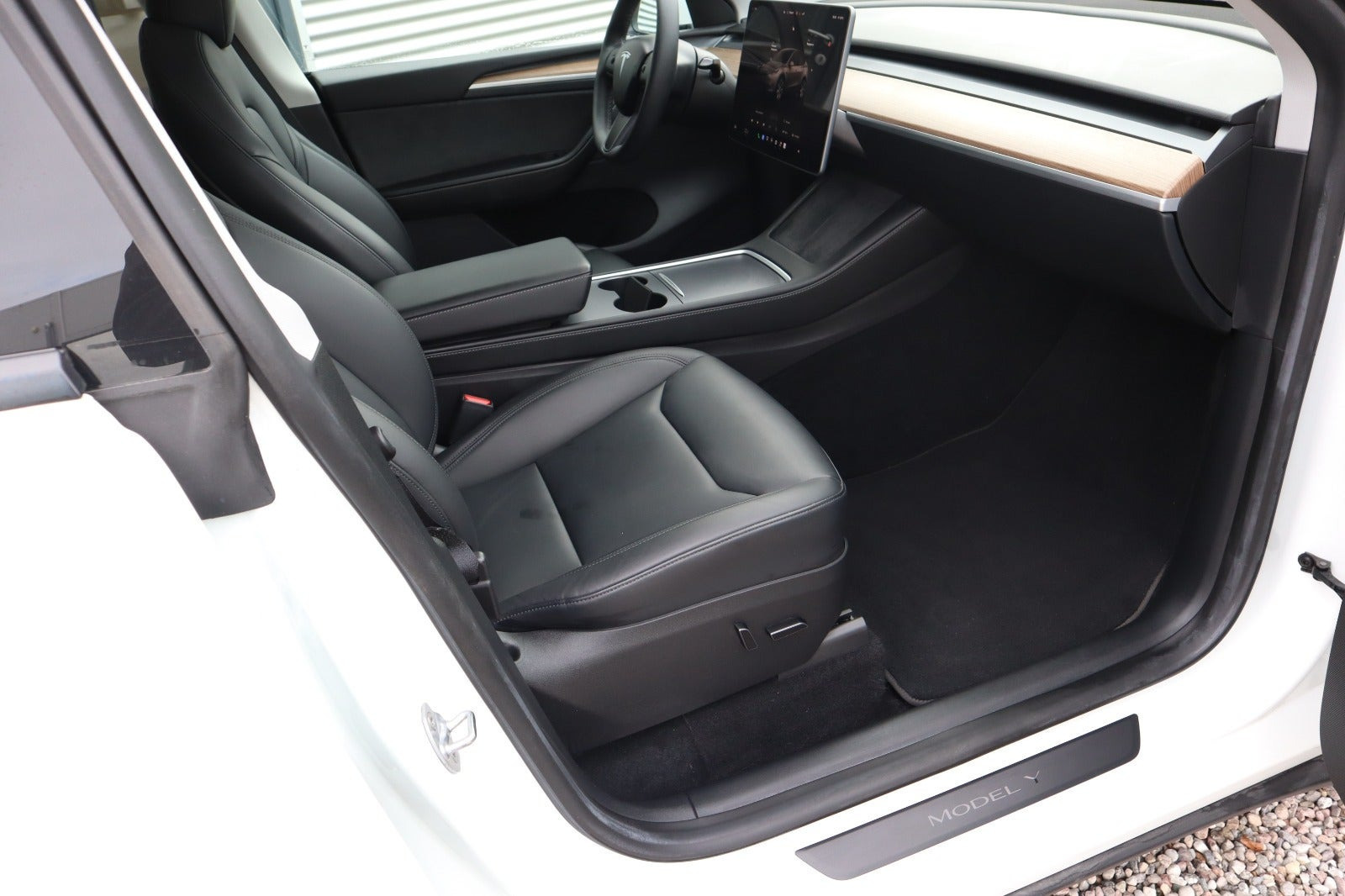 Hvid Tesla Model Y fra 2024
