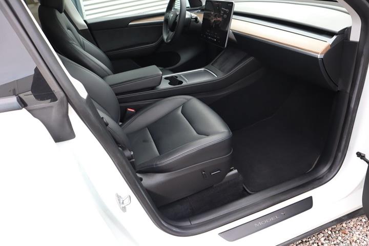 Hvid Tesla Model Y fra 2024