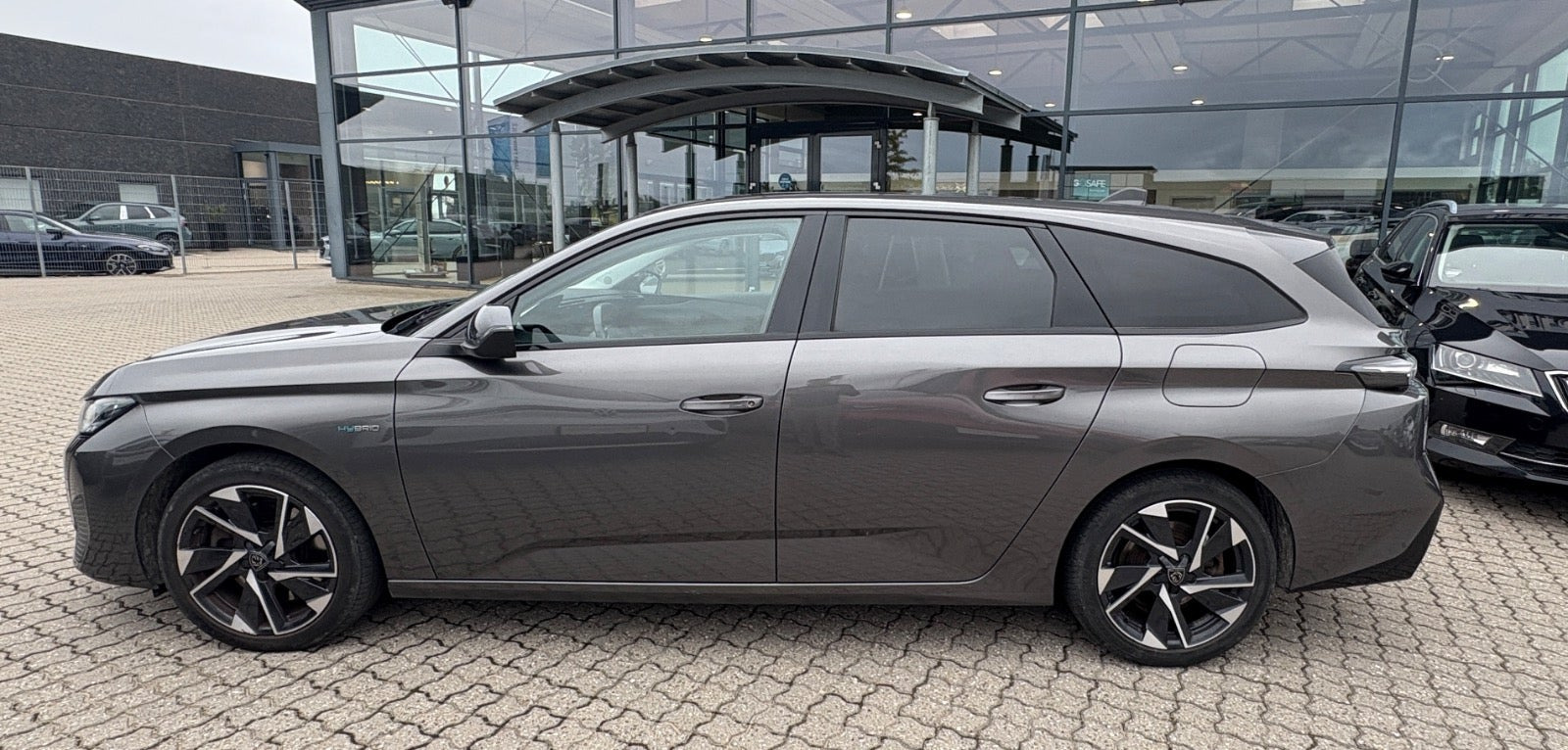 Grå Peugeot 308 fra 2022