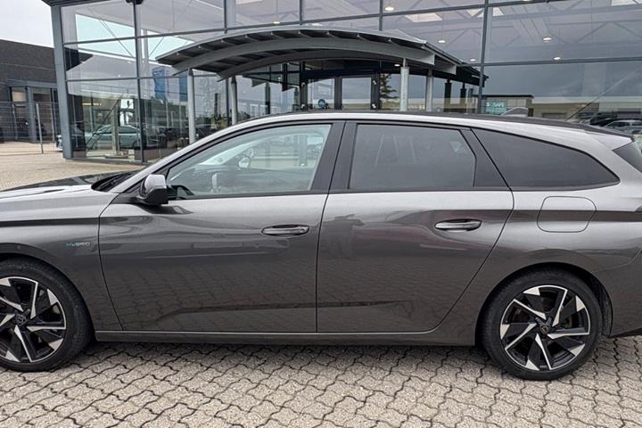 Grå Peugeot 308 fra 2022