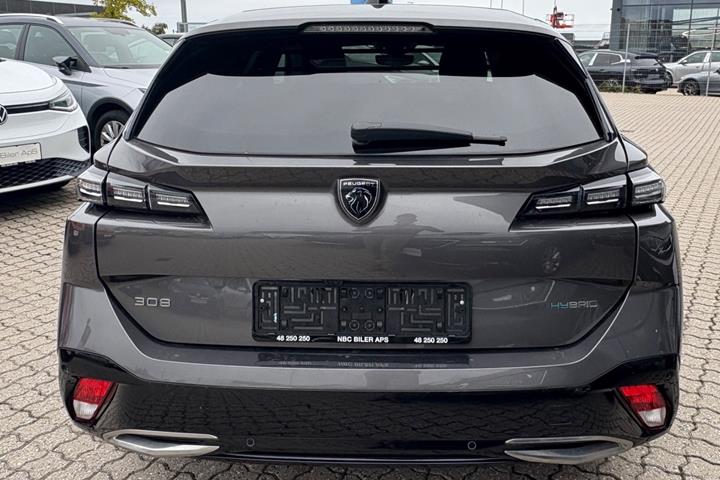 Grå Peugeot 308 fra 2022