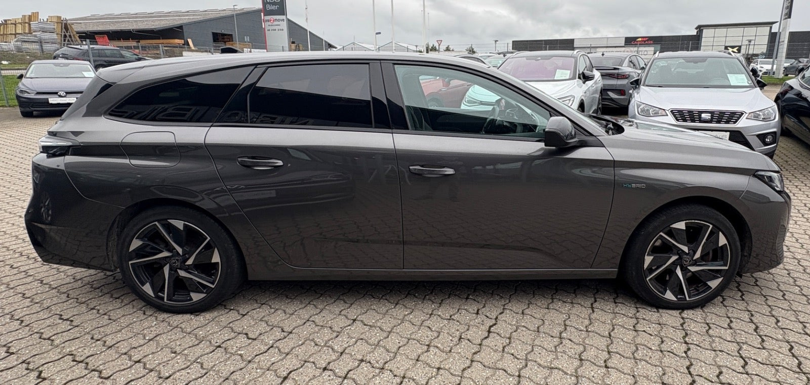 Grå Peugeot 308 fra 2022