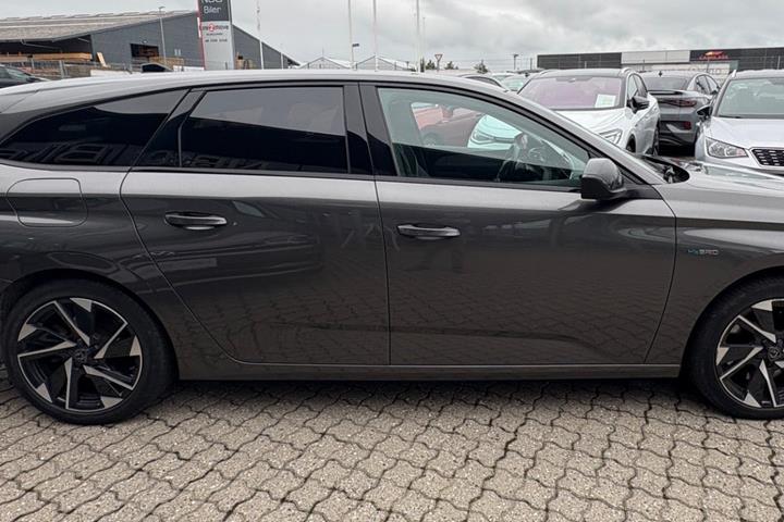 Grå Peugeot 308 fra 2022