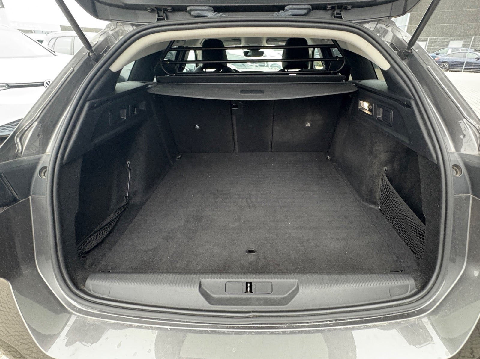 Grå Peugeot 308 fra 2022