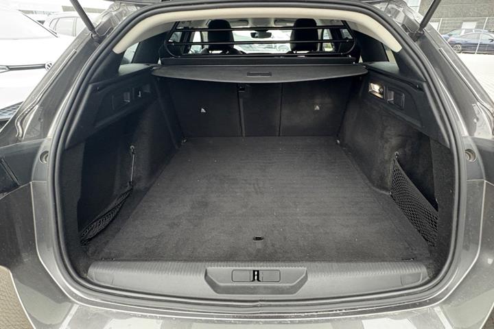 Grå Peugeot 308 fra 2022