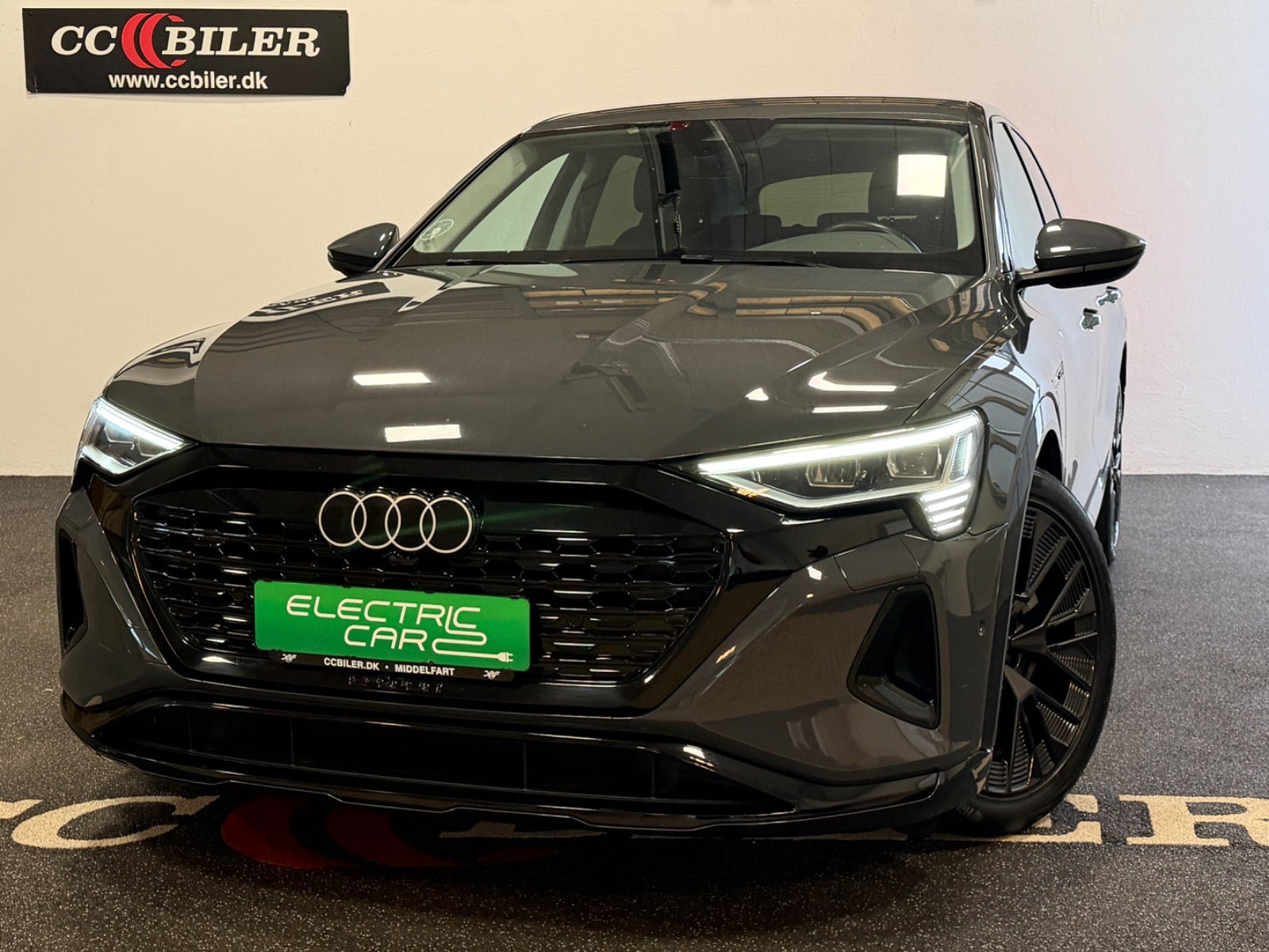 Grå Audi Q8 e-tron fra 2023