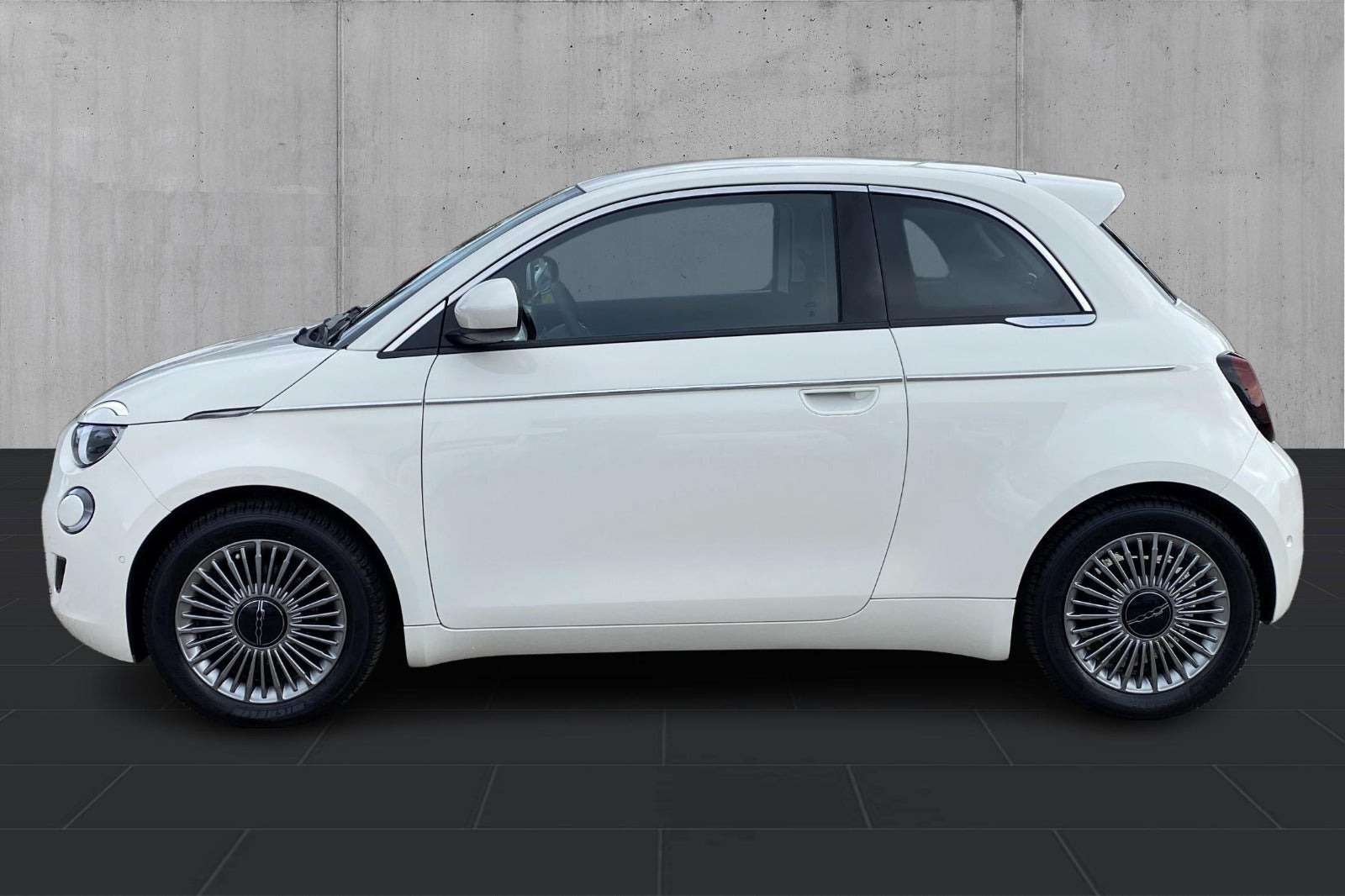Hvid Fiat 500e fra 2024