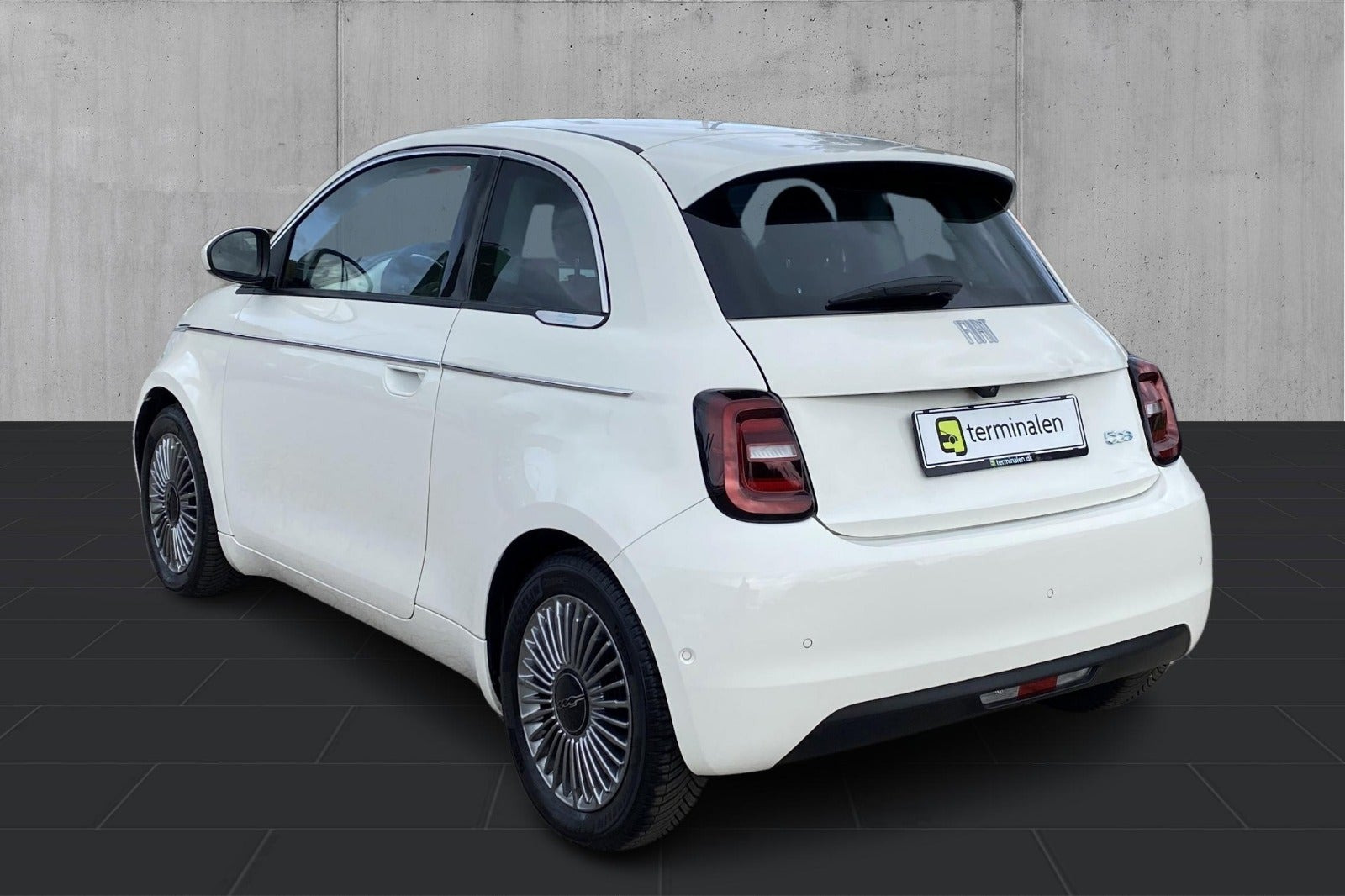 Hvid Fiat 500e fra 2024
