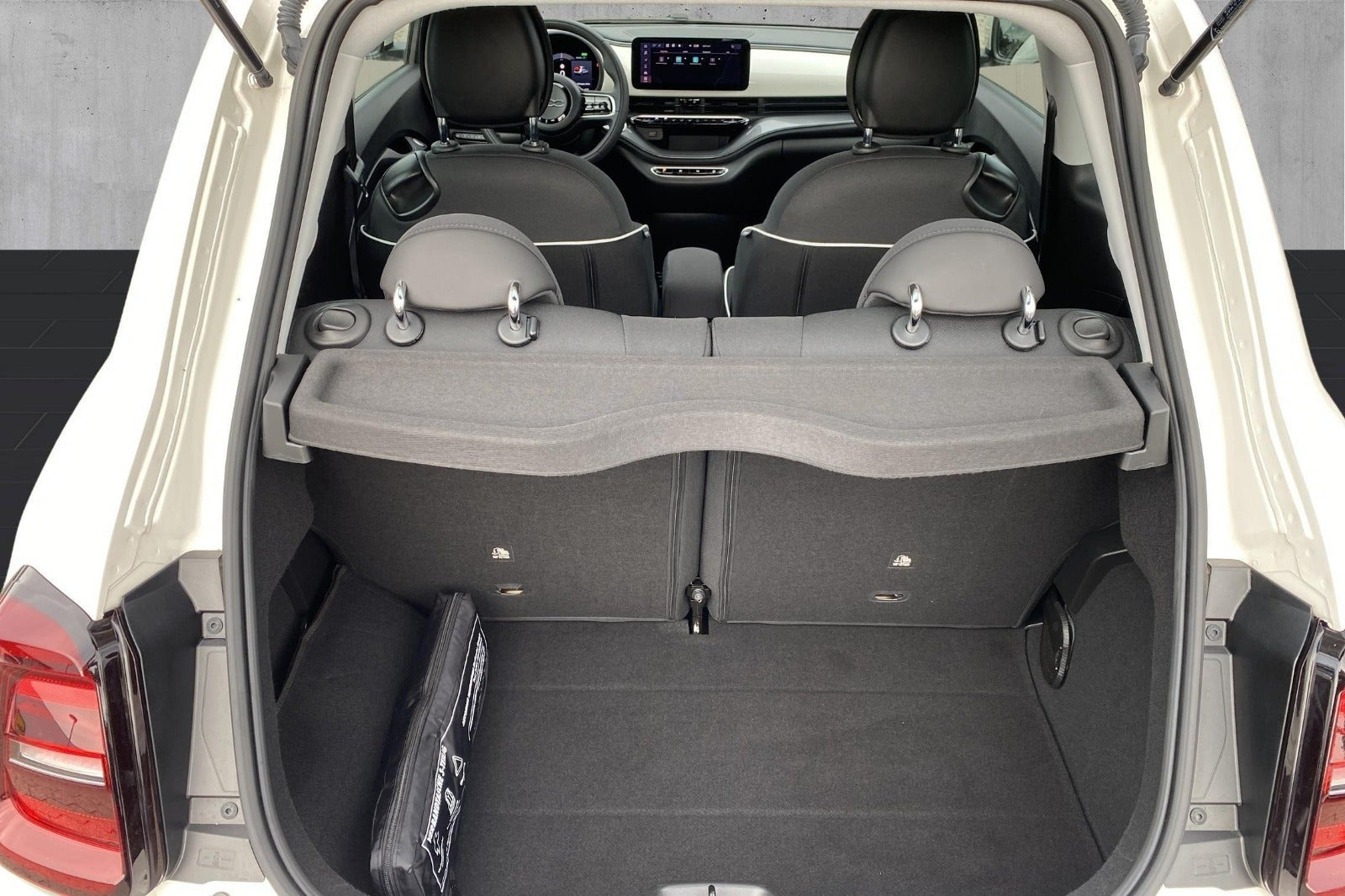 Hvid Fiat 500e fra 2024