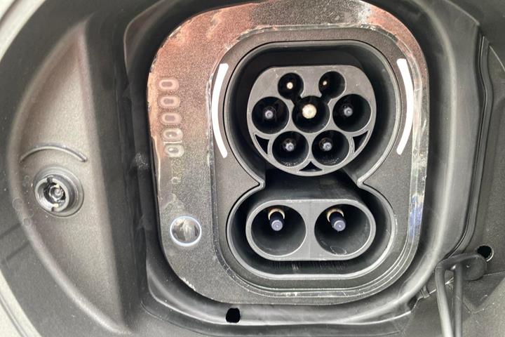Hvid Fiat 500e fra 2024