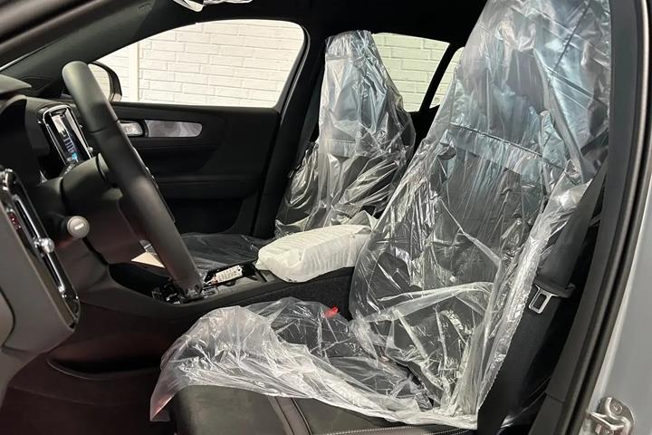 Grå Volvo EX40 fra 2026