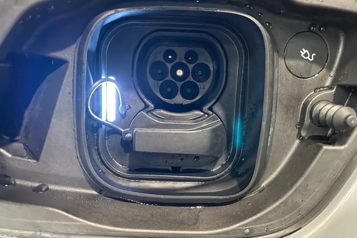 Grå Volvo EX40 fra 2026