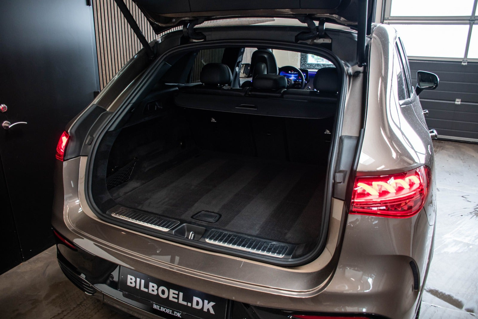Brun Mercedes EQE43 SUV fra 2023