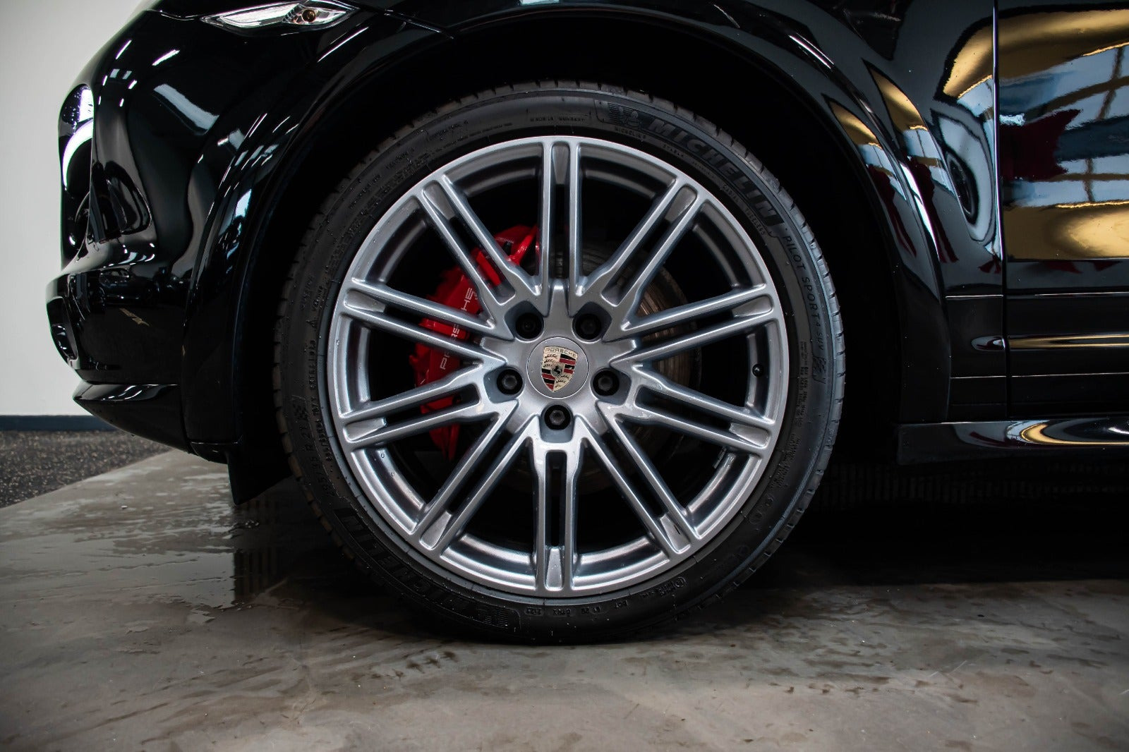Sort Porsche Cayenne GTS fra 2013