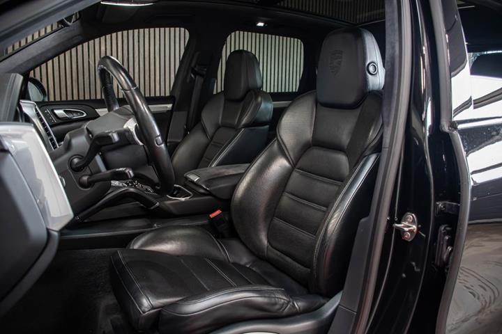 Sort Porsche Cayenne GTS fra 2013