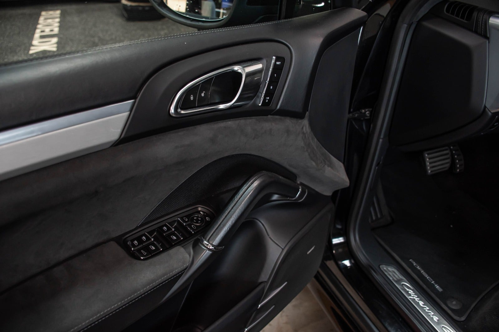 Sort Porsche Cayenne GTS fra 2013