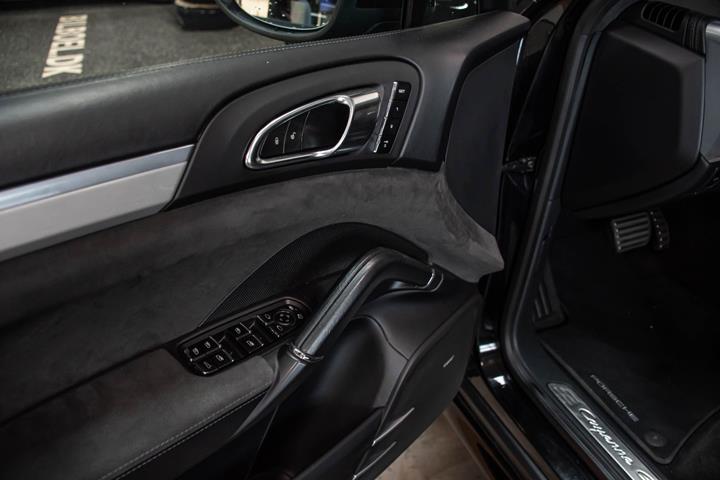 Sort Porsche Cayenne GTS fra 2013
