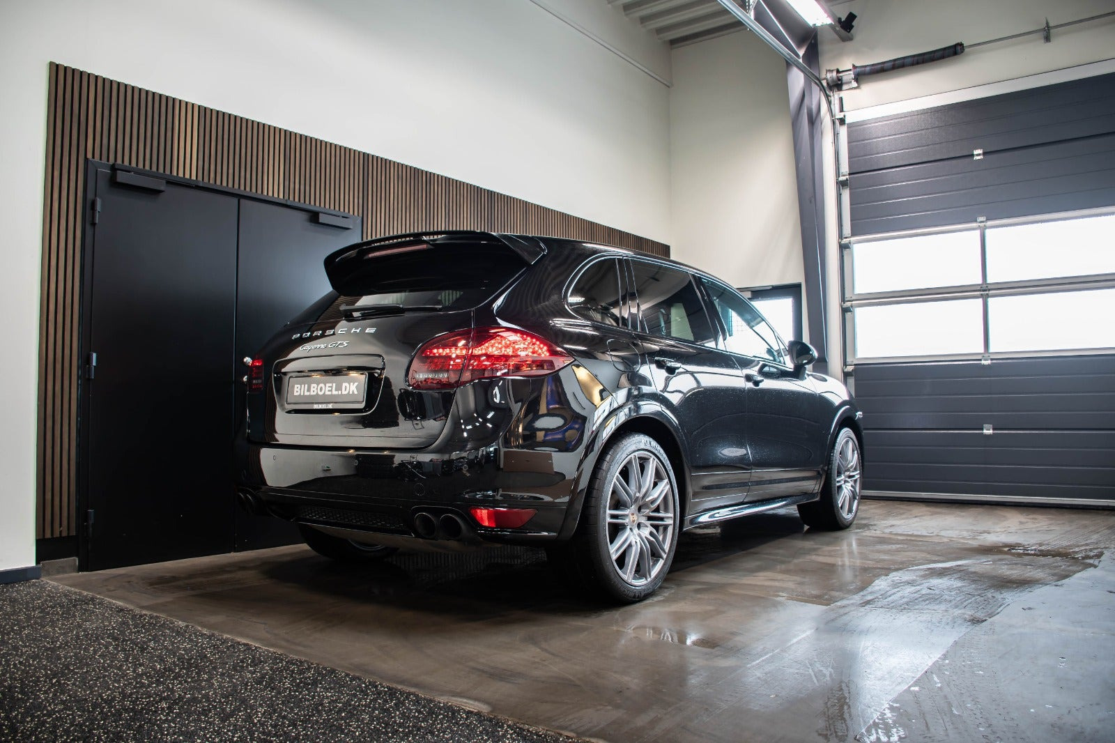 Sort Porsche Cayenne GTS fra 2013