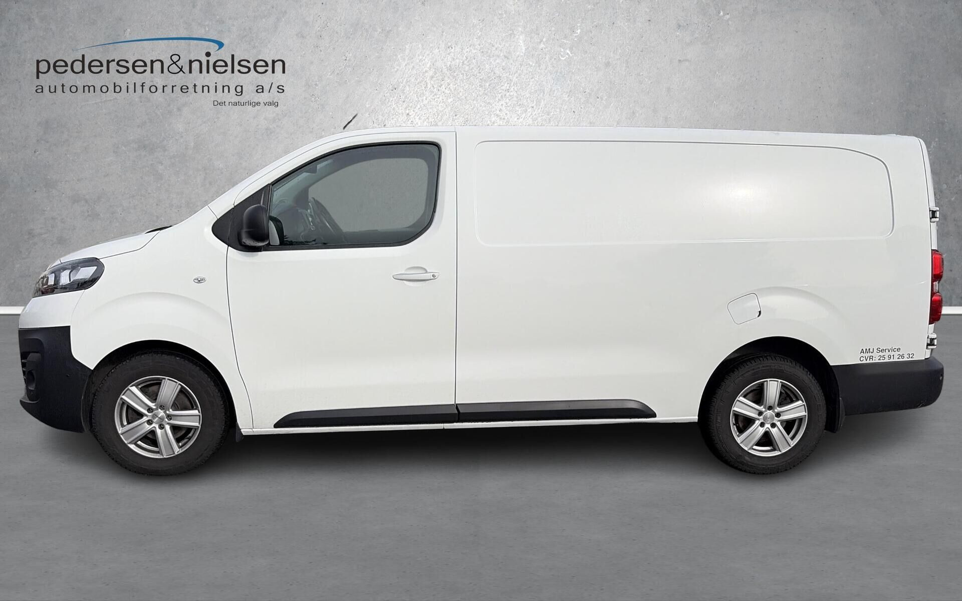 Hvid Opel Vivaro fra 2021