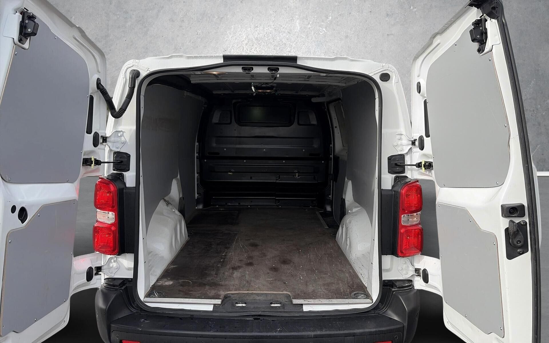 Hvid Opel Vivaro fra 2021