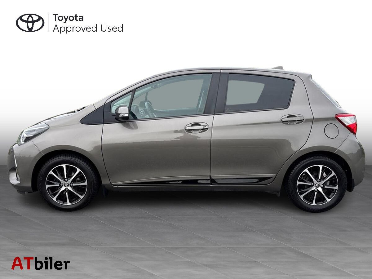 Bronze Toyota Yaris fra 2020