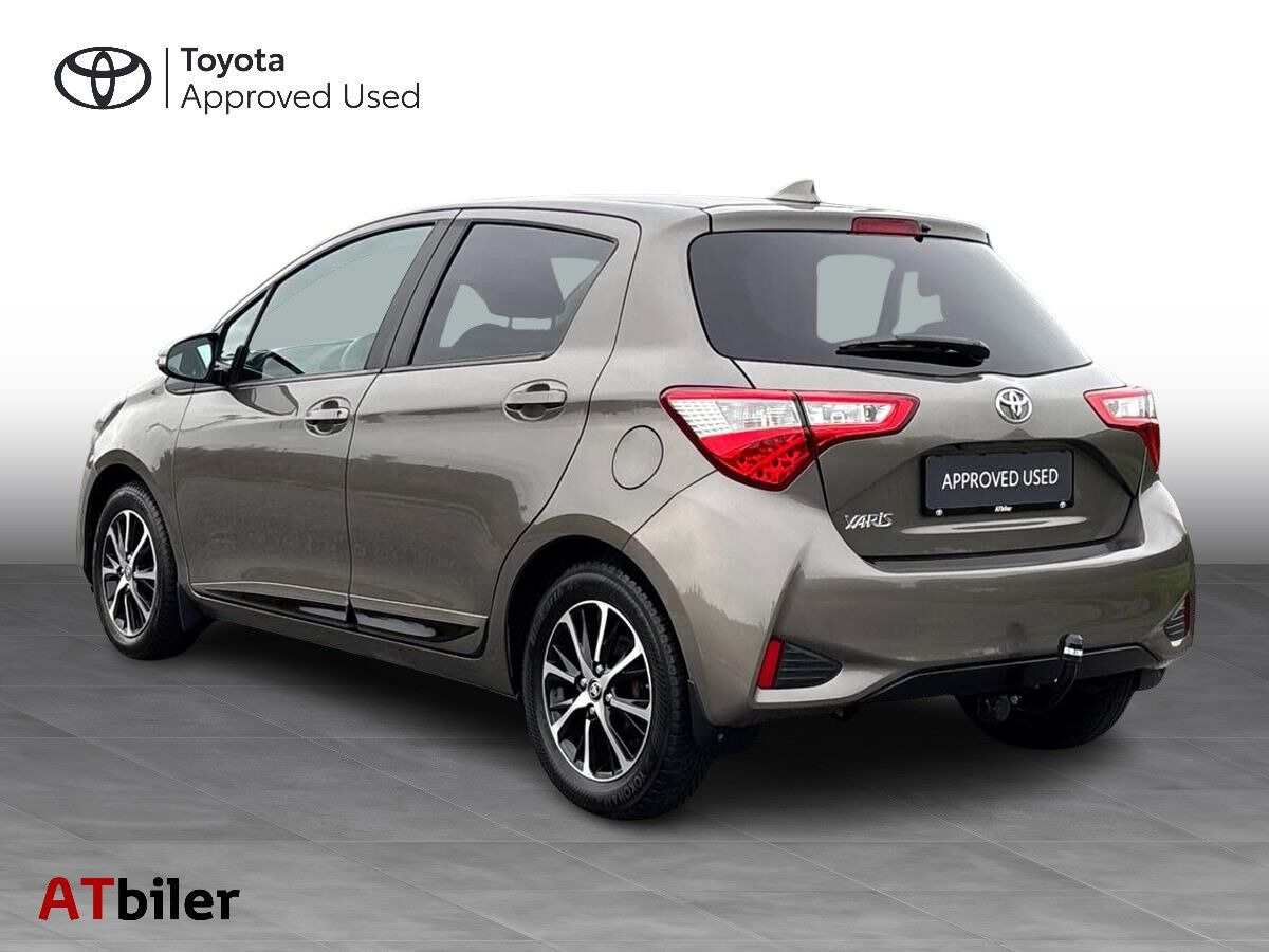 Bronze Toyota Yaris fra 2020