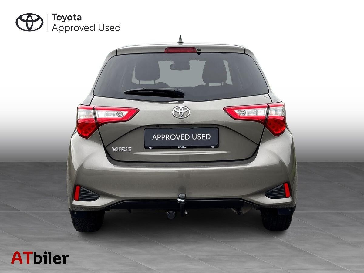 Bronze Toyota Yaris fra 2020