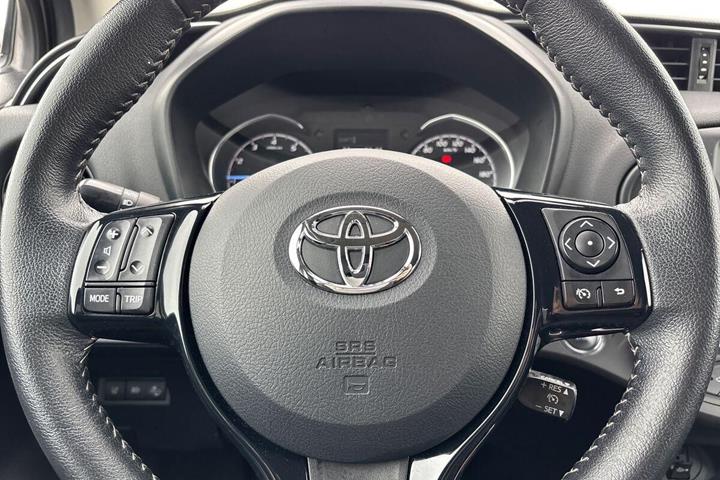 Bronze Toyota Yaris fra 2020
