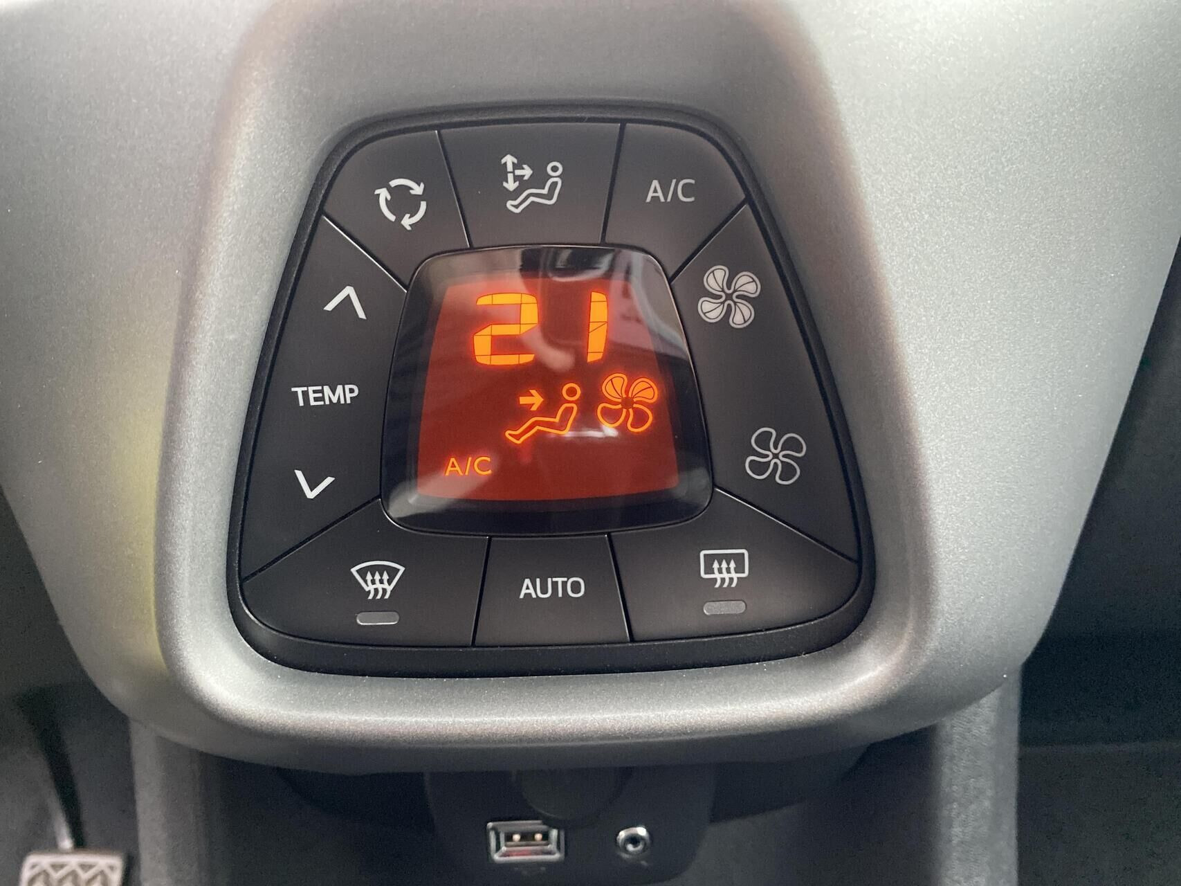 Grå Toyota Aygo fra 2021