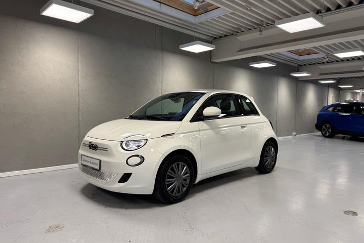 Hvid Fiat 500e fra 2023