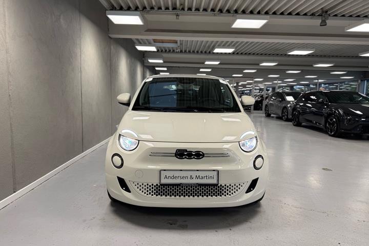 Hvid Fiat 500e fra 2023