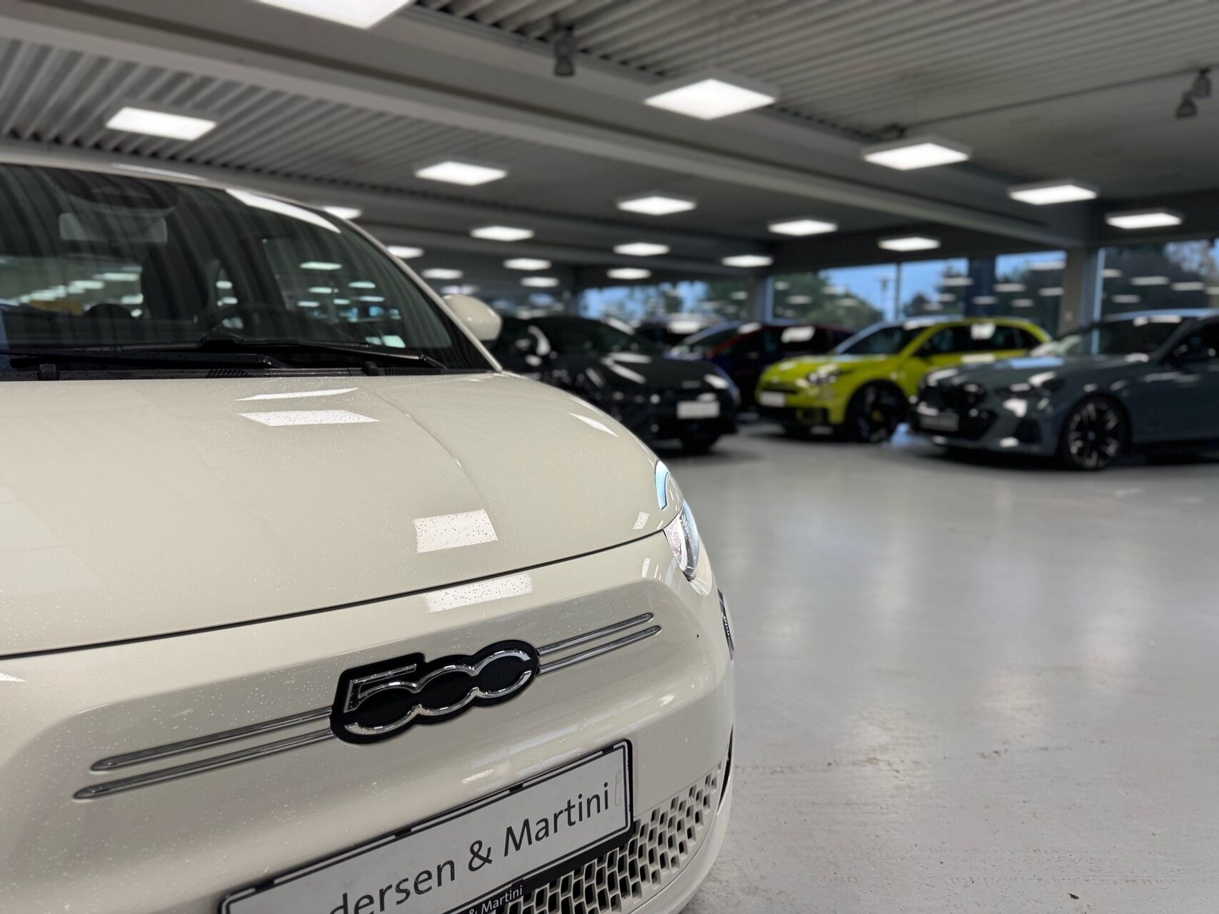 Hvid Fiat 500e fra 2023
