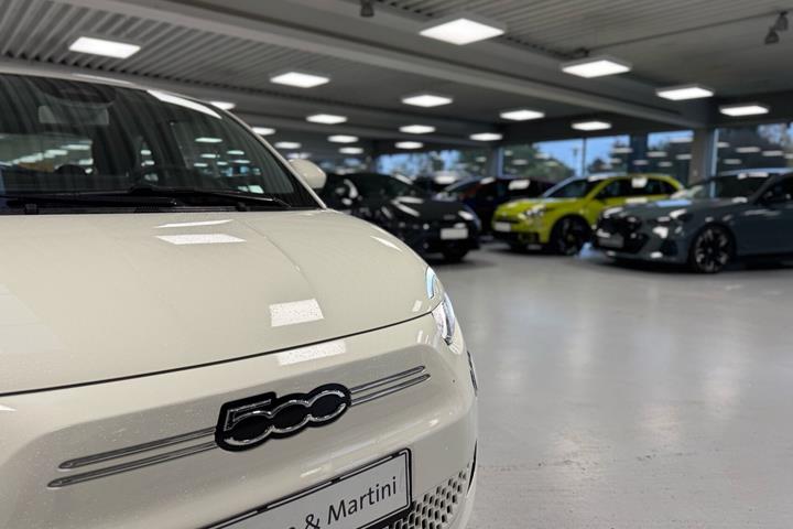 Hvid Fiat 500e fra 2023