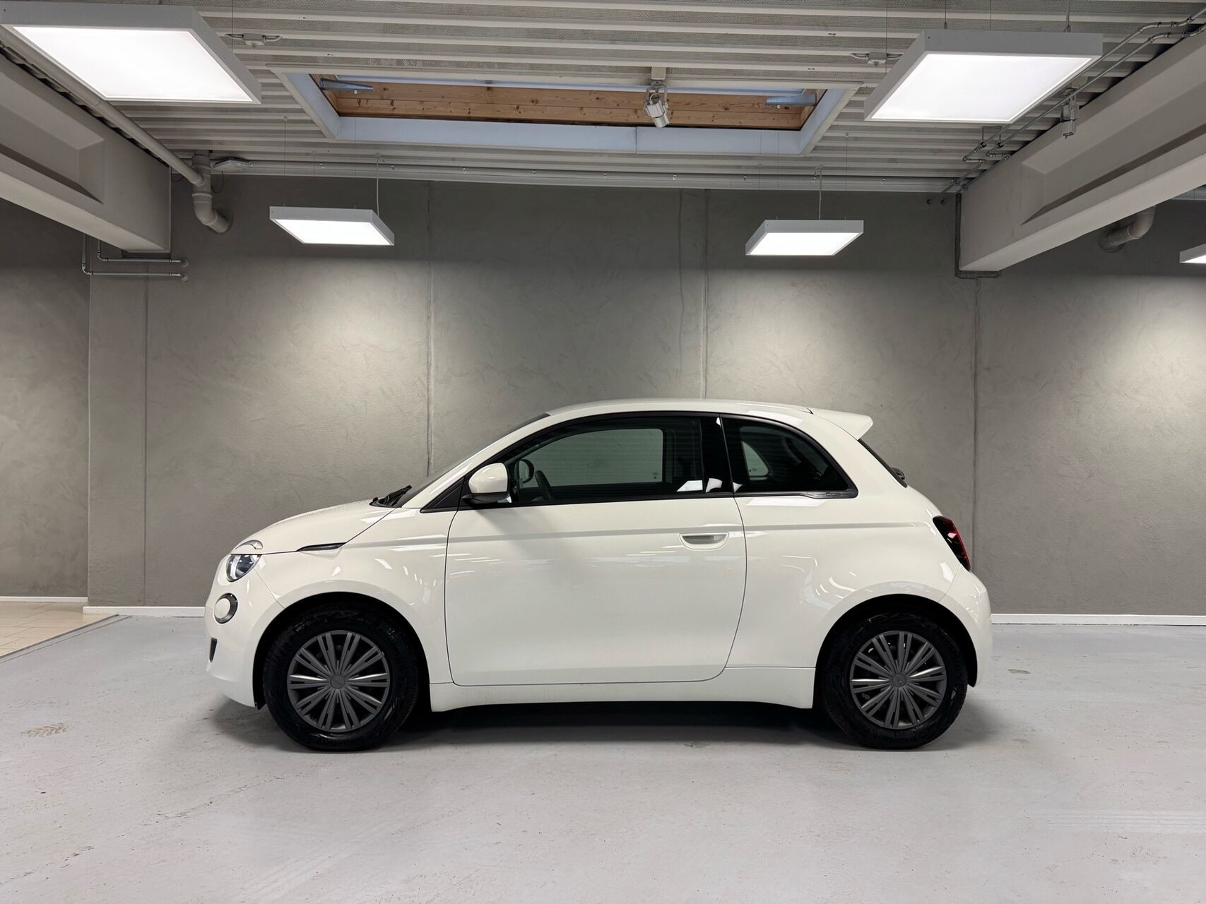 Hvid Fiat 500e fra 2023