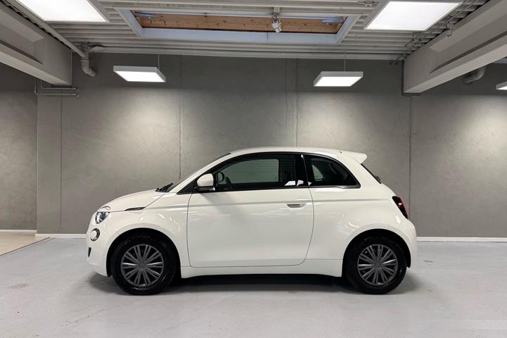 Hvid Fiat 500e fra 2023