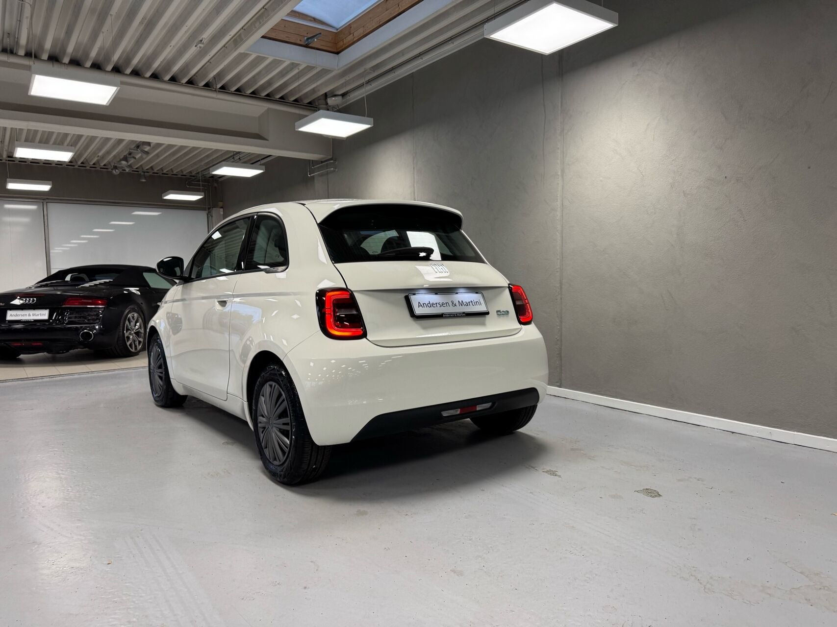 Hvid Fiat 500e fra 2023