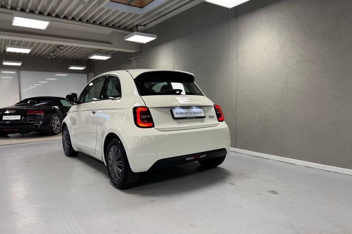 Hvid Fiat 500e fra 2023