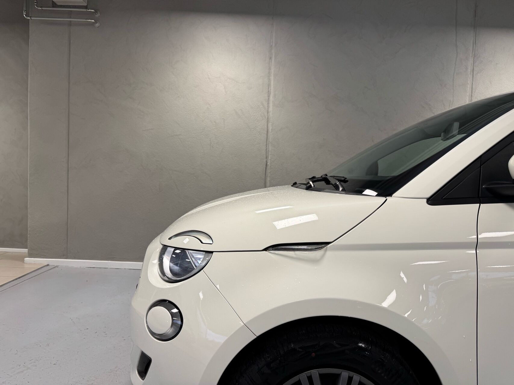 Hvid Fiat 500e fra 2023